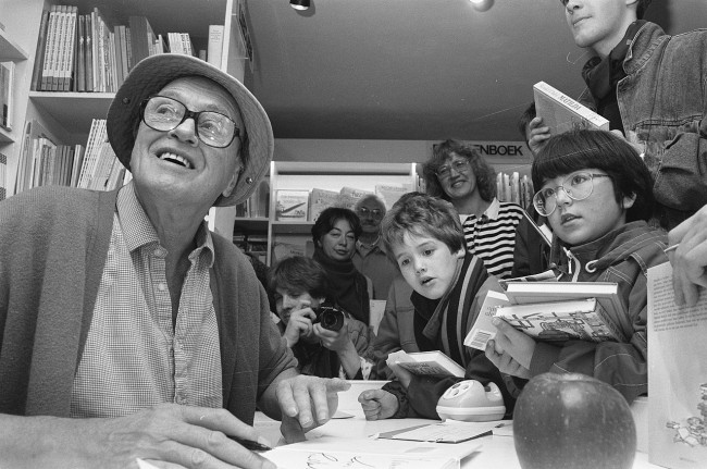 1280px-Roald Dahl signeert boeken in de Kinderboekenwinkel in Amsterdam, Bestanddeelnr 934-3367