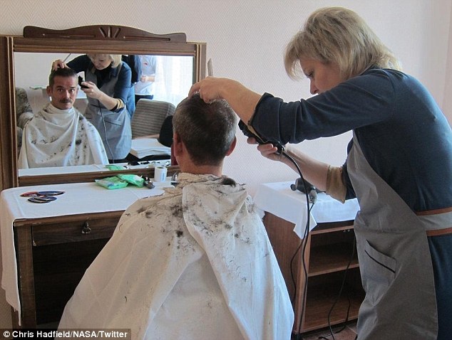 Chris Hadfield 2012 juuksuris