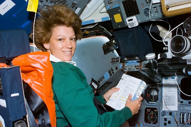 800px-Eileen Collins (S93-E-5033, 1999-07-24)