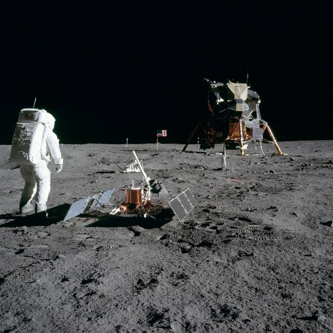 1024px-Aldrin Looks Back at Tranquility Base - GPN-2000-001102