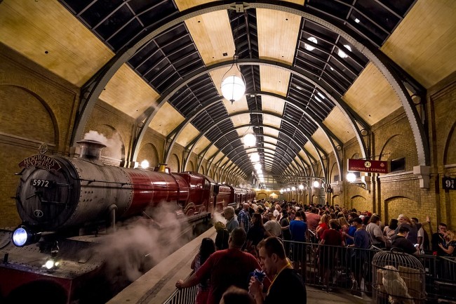 1080px-Universal Orlando Kings Cross at Night