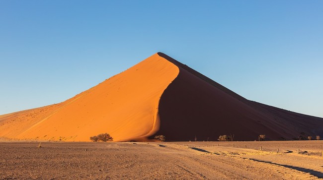 1024px-Duna en Sossusvlei, Namibia, 2018-08-06, DD 002